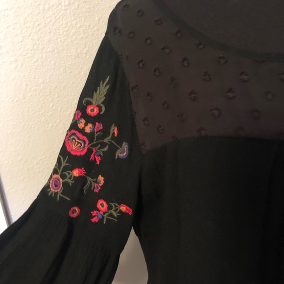 Skies are Blue brand from Dillards - Picture 2 of 4